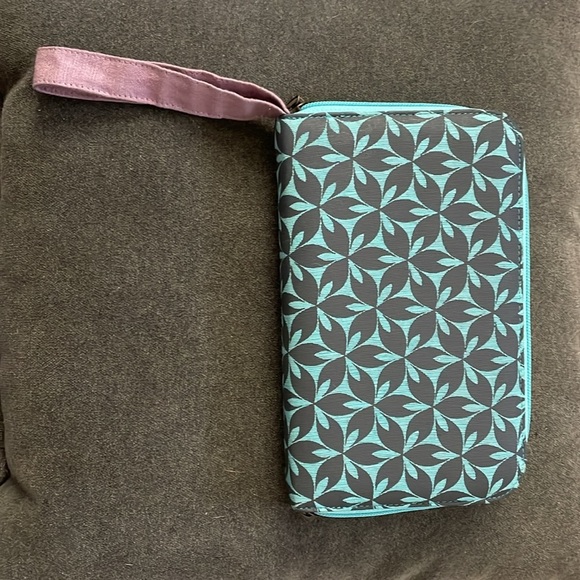 Malia designs zippered wristlet. - Picture 2 of 8